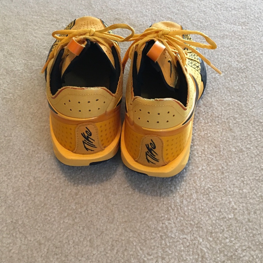 Nike Yellow and Black Volleyball Shoes - Picture 2 of 3